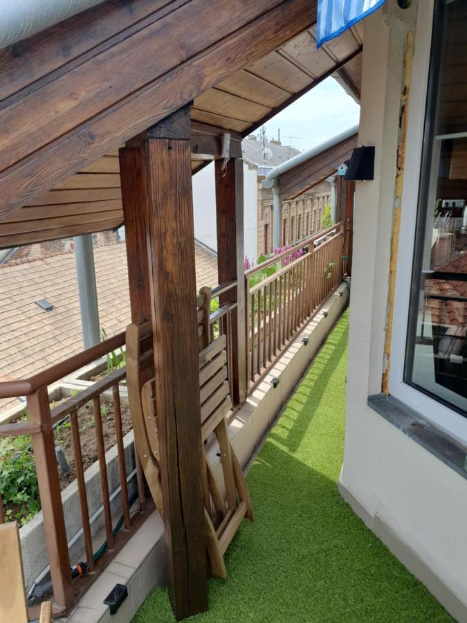Modern Top Floor Loft With Balcony Boedapest Buitenkant foto